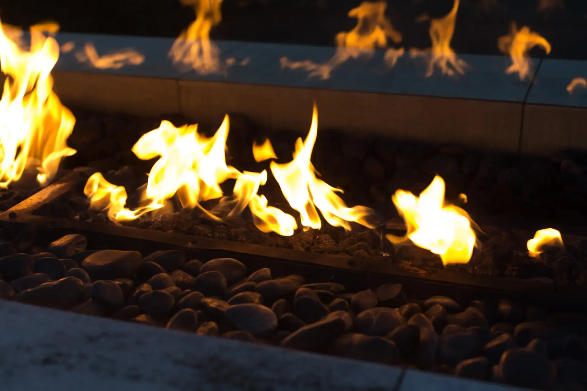 Gas-burning-pit-landscaping