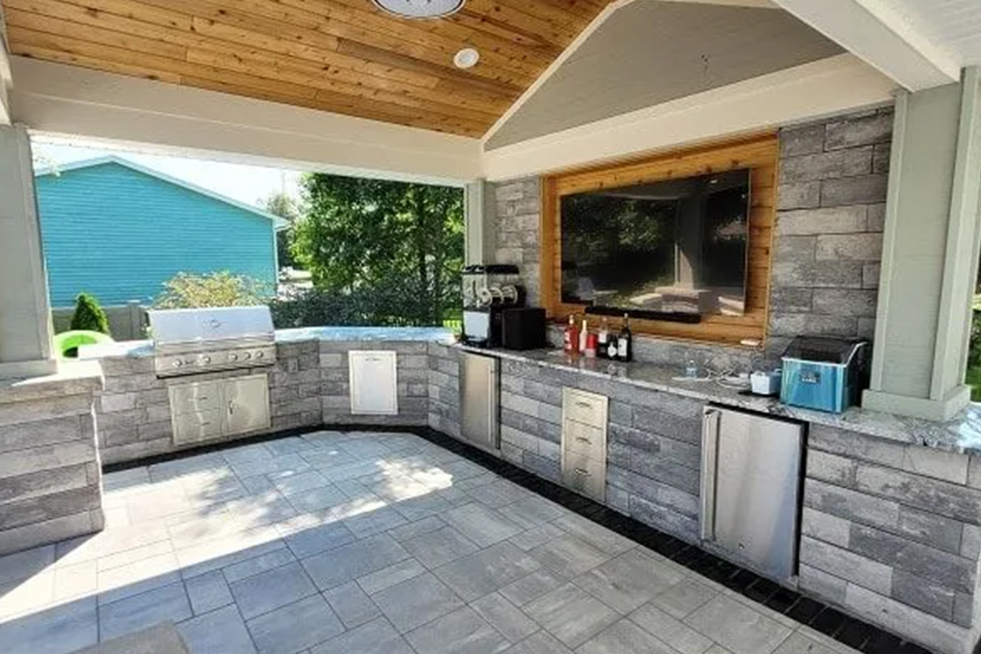 Outdoor-kitchen-grills-landscaping